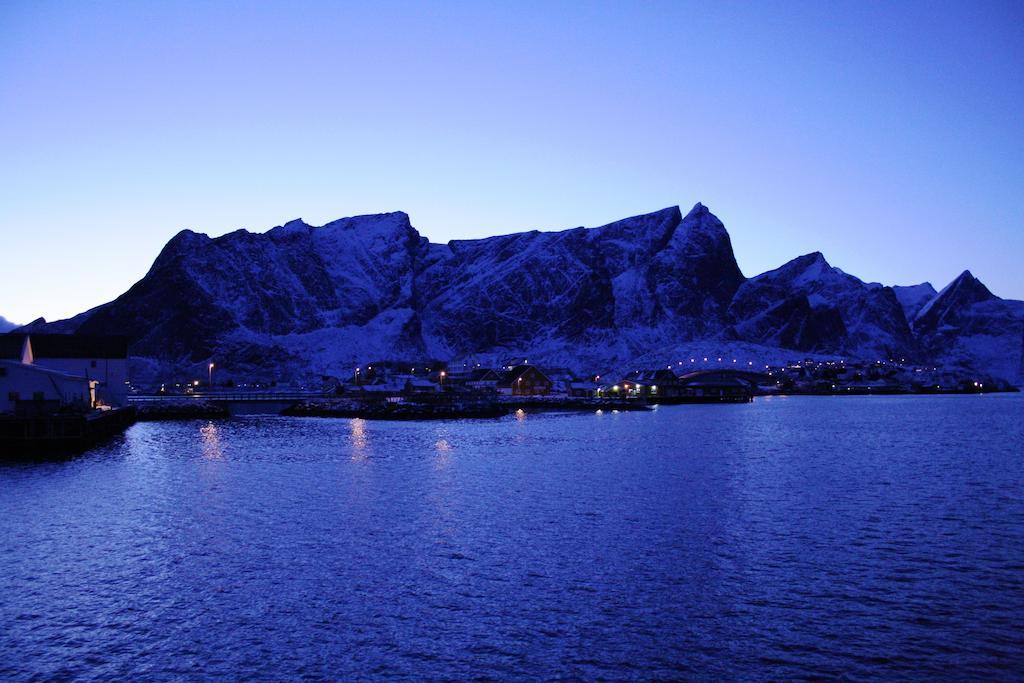 Toppoy Rorbuer Hotel Reine Exterior photo